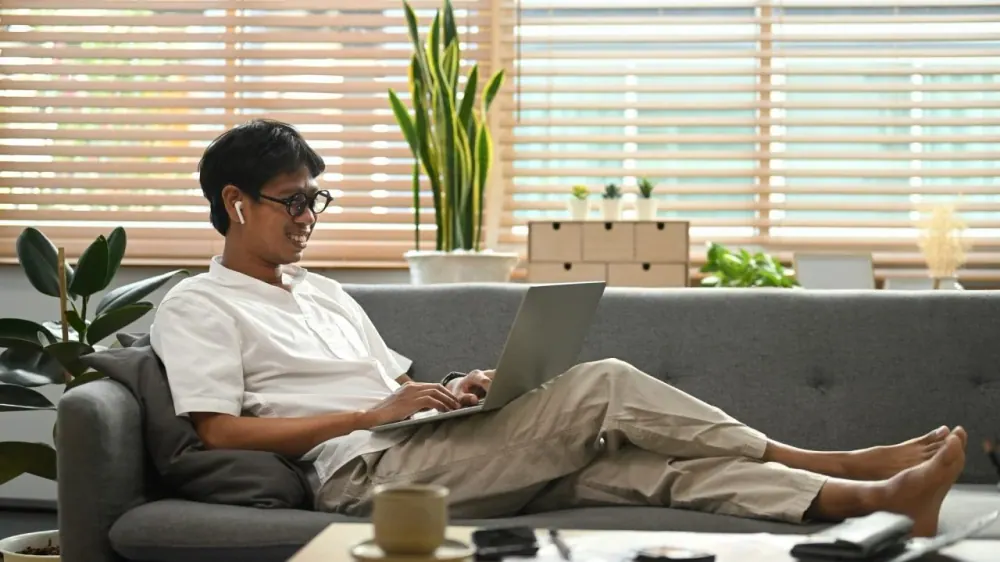 Homme qui prépare son passage pour changer de fournisseur IPTV