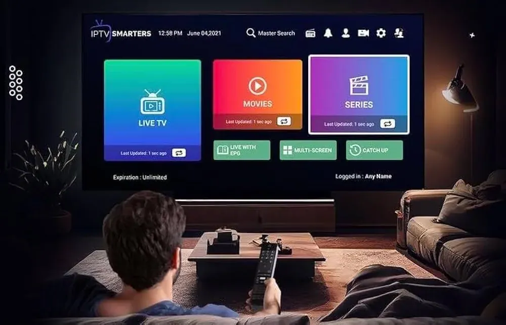 Homme dans son salon qui découvre son abonnement IPTV 3 mois sur grand écran